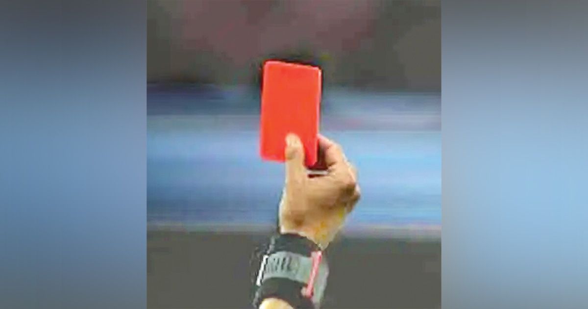 ম্যাচ শুরু হওয়ার আগে লাল কার্ডের বিরল ঘটনা ঘটেছে