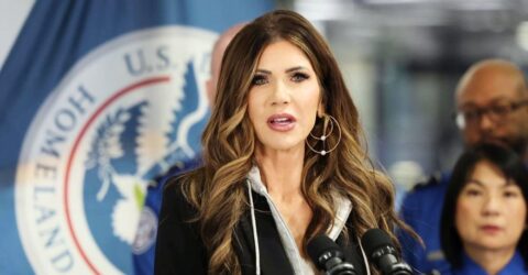 বিশ্বের ৩০ দেশের নাগরিকদের যুক্তরাষ্ট্রে প্রবেশে নিষেধাজ্ঞা