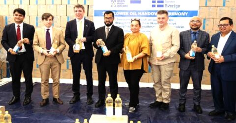 বাংলাদেশে পৌঁছাল ৩ হাজার টন সূর্যমুখী তেল