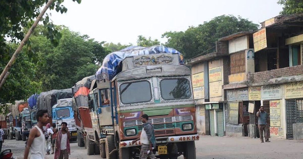 সোনামসজিদ বন্দর দিয়ে প্রথম দিনে ৬০ টন পেঁয়াজ আসলো