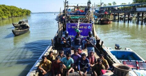 মহেশখালীর গভীর সমুদ্রে ডাকাত থেকে ১১ জেলেকে উদ্ধার কোস্ট গার্ড