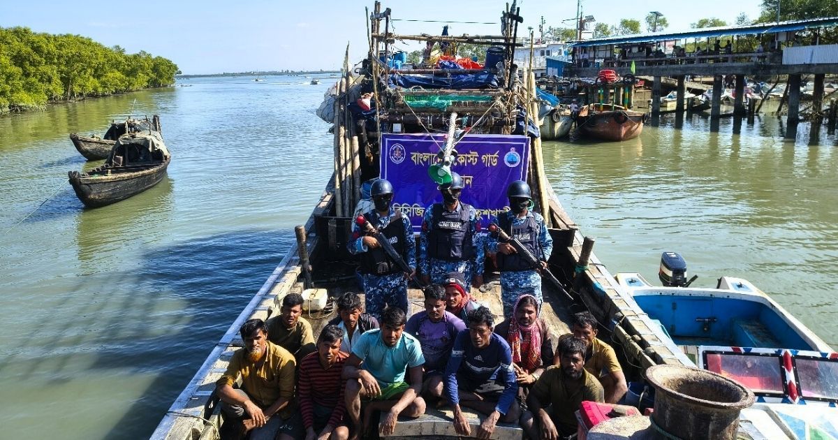 মহেশখালীর গভীর সমুদ্রে ডাকাত থেকে ১১ জেলেকে উদ্ধার কোস্ট গার্ড