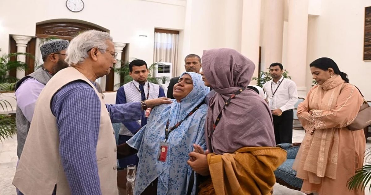 প্রধান উপদেষ্টা যমুনায় হাদির পরিবারের সঙ্গে সাক্ষাৎ করলেন