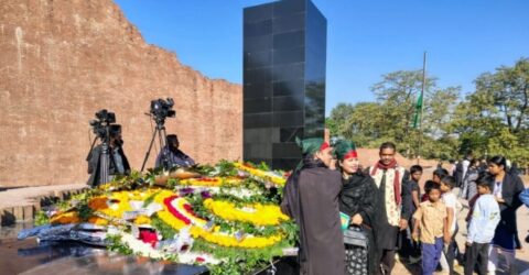 রায়েরবাজার বধ্যভূমিতে শ্রদ্ধা জানান সব স্তরের মানুষ, শিক্ষার্থীদের উপস্থিতি চোখে পড়ার মতো