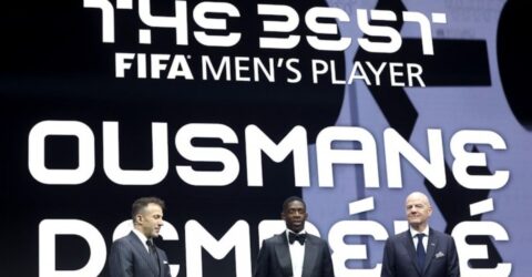 দেম্বেলে ও এনরিকেকে পদক দিচ্ছেন ফিফা, সেরা ফুটবলারের স্বীকৃতি পেলেন দেম্বেলে