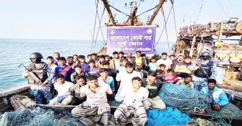 কোস্ট গার্ডের অভিযান চালিয়ে ৫৩ জেলে আটক, বোতল, জাল ও মাছসহ উদ্ধার