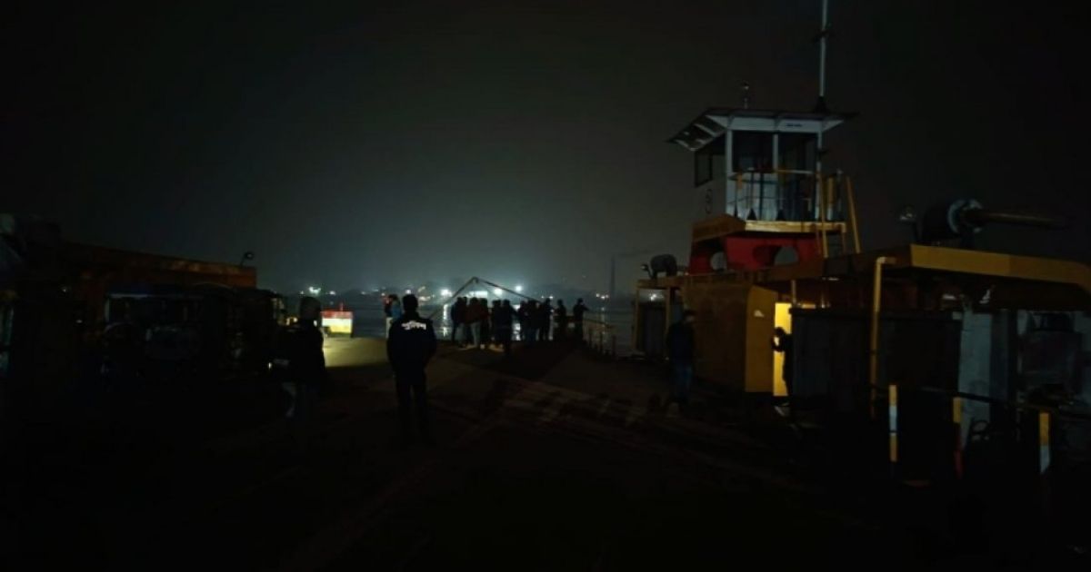 নারায়ণগঞ্জে ফেরি থেকে ট্রাকসহ ৫ যানবাহন নদীতে পড়ে, ৩ জনের মরদেহ উদ্ধার