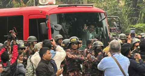 তারেক রহমান বাসে চড়ে ৩০০ ফুটের পথে ফিরে আসলেন