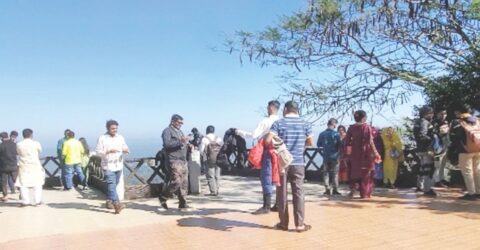 প্রকৃতি ও পর্বতার সৌন্দর্য উপভোগে পর্যটকদের ঢল