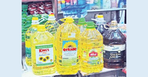 শীতের সবজিতে স্বস্তি, তবে অস্থিরতা লক্ষণীয় তেল-ডালের বাজারে