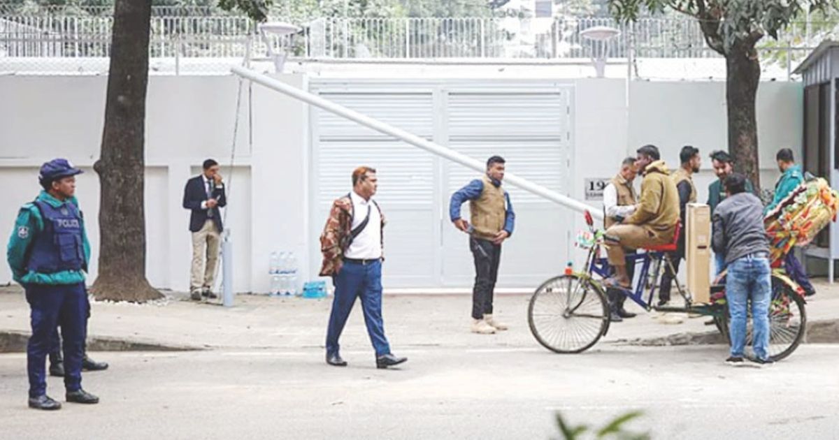 তারেক রহমানের বাসার সামনে নেতা-কর্মীদের ভিড়