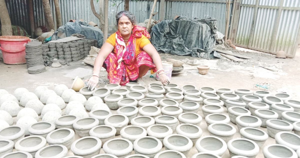 প্লাস্টিকের দাপটে মাটির তৈরি পণ্যসমূহের ঐতিহ্য হারাচ্ছে পালপাড়া