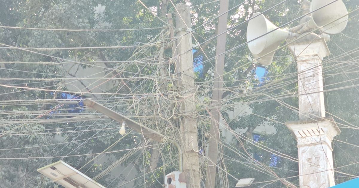 গোয়ালন্দে ঝুঁকিপূর্ণ বৈদ্যুতিক তারের জট, দুর্ঘটনার আশঙ্কা বাড়ছে