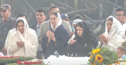 খালেদা জিয়ার সমাধিতে পরিবারের সদস্যরা দোয়া ও শ্রদ্ধা নিবেদন