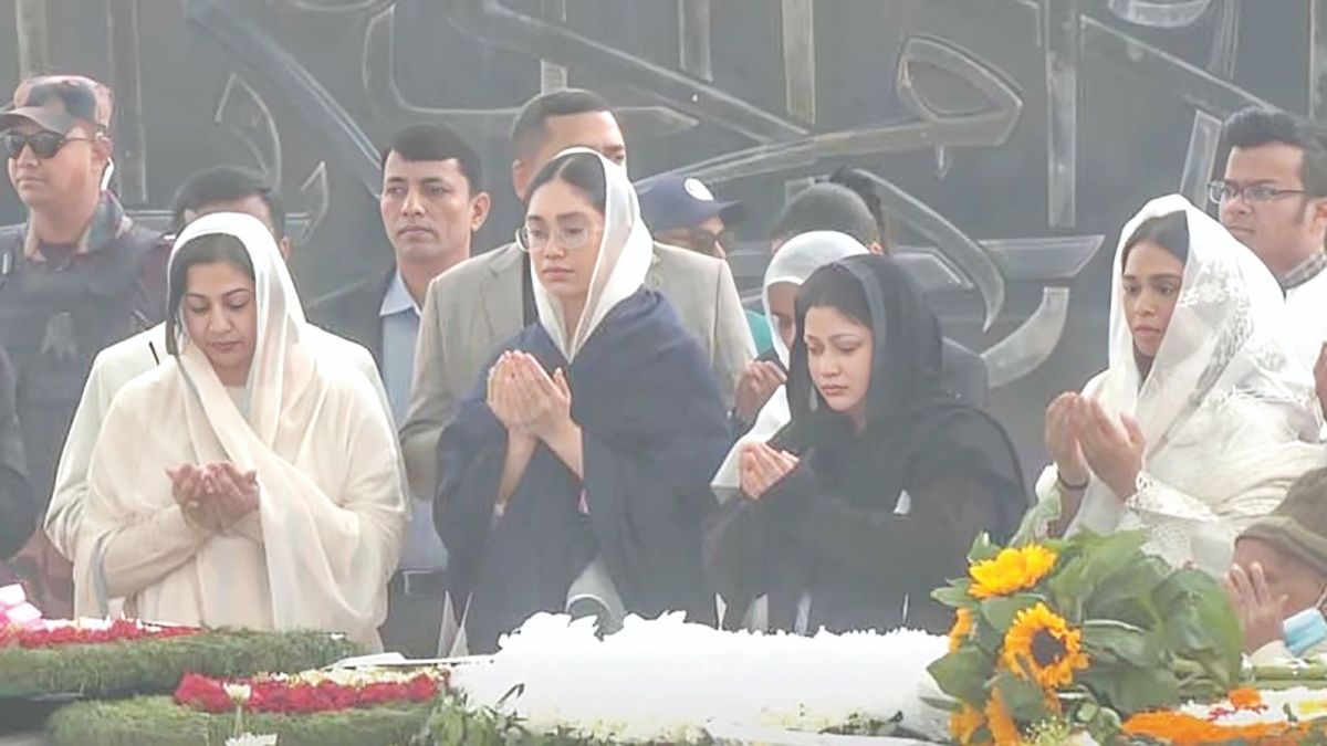 খালেদা জিয়ার সমাধিতে পরিবারের সদস্যরা দোয়া ও শ্রদ্ধা নিবেদন