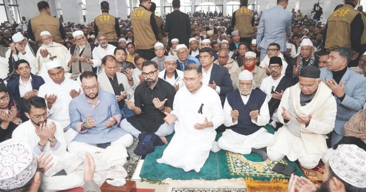আজাদ মসজিদে মায়ের জন্য দোয়া কামনায় তারেক রহমান