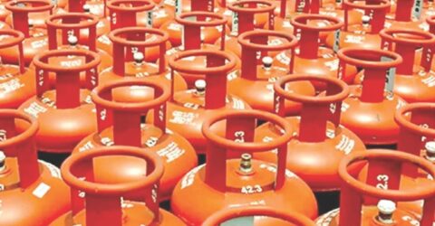 তীব্র গ্যাস সংকটের মধ্যেই বেড়েছে এলপিজির দাম