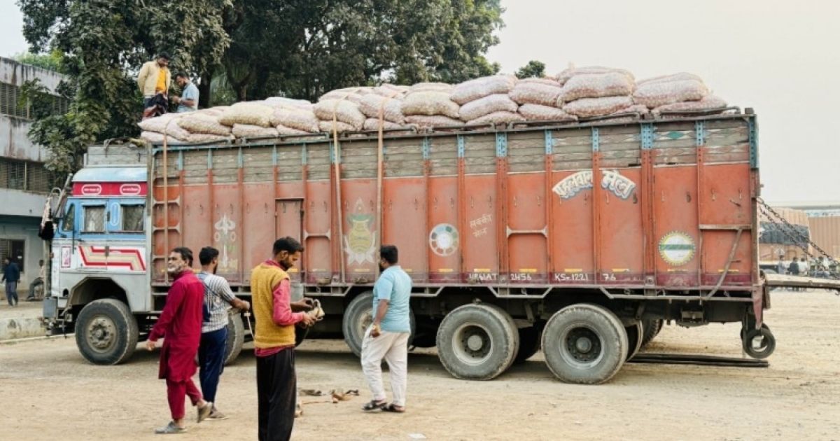 হিলি দিয়ে ভারত থেকে পেঁয়াজ আমদানি বন্ধ ঘোষণা