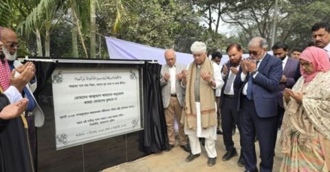 রায়েরবাজারে অজ্ঞাত শহীদদের প্রতি বিনম্র শ্রদ্ধা জানালেন উপদেষ্টা জটিলতা কাটিয়ে পরিচয় শনাক্তের উদ্যোগ