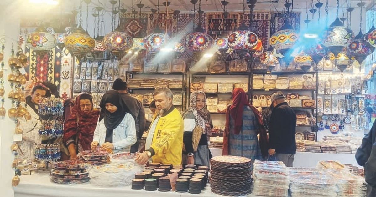 আন্তর্জাতিক বাণিজ্যমেলায় তুর্কি স্টলের তরুণদের ভিড়