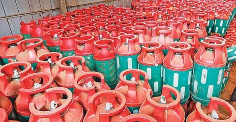 বন্ধ এলপিজি গ্যাস সিলিন্ডার বিক্রি, গ্রাহকদের চরম ভোগান্তি