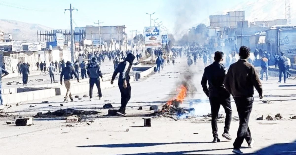 ইরানে বিক্ষোভ দমনকে নিয়ে খামেনির কঠোর হুঁশিয়ারি