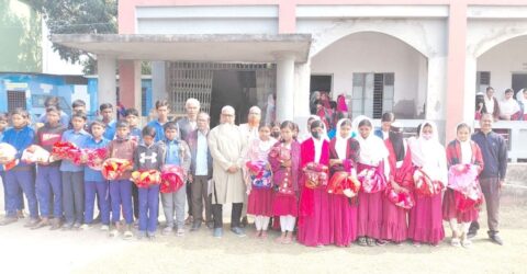 শ্যামনগরে শিক্ষার্থীদের মধ্যে কম্বল বিতরণ