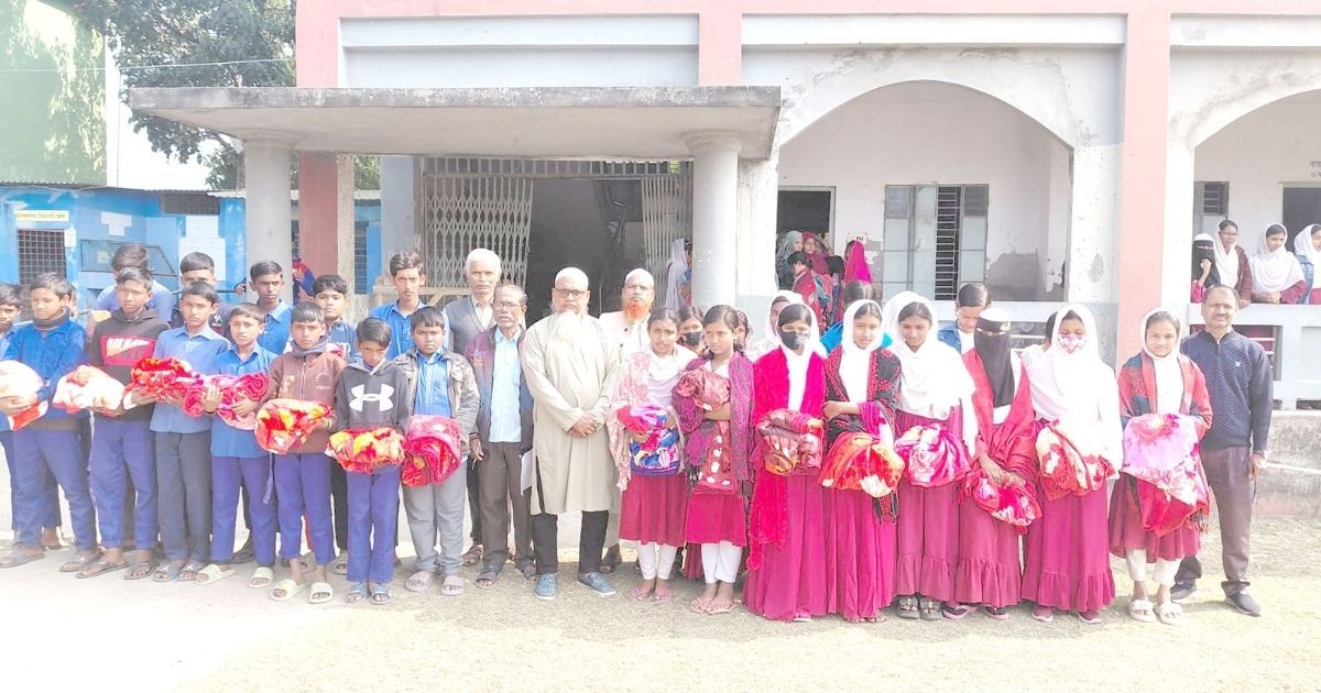শ্যামনগরে শিক্ষার্থীদের মধ্যে কম্বল বিতরণ