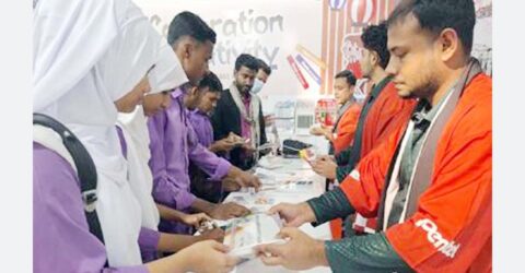 আন্তর্জাতিক মেলায় শিক্ষার্থীদের শিক্ষামূলক স্টলে ভিড়