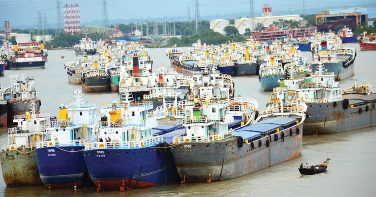 রমজান ও নির্বাচনকে লক্ষ করে পণ্য মজুদ: ভাসমান লাইটার জাহাজ এখন বাঁধা গুদাম