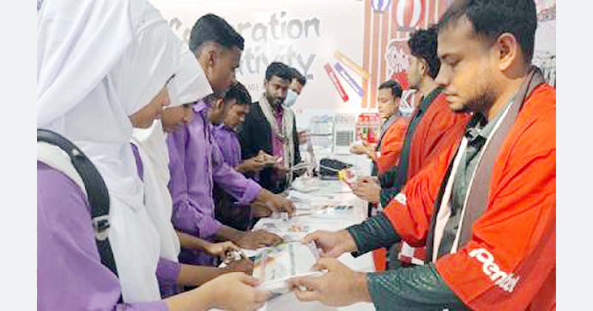 আন্তর্জাতিক বাণিজ্যমেলায় শিক্ষার্থীদের ভিড় শিক্ষাপ্রদ উপকরণের স্টলে