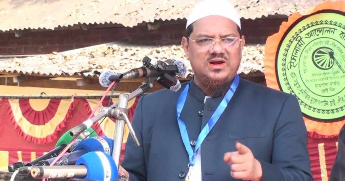 চরমোনাই পীরের অভিযোগ: জামায়াত আমিরের নারীদের পাশে বসে সেলফি তোলার দুর্নীতি