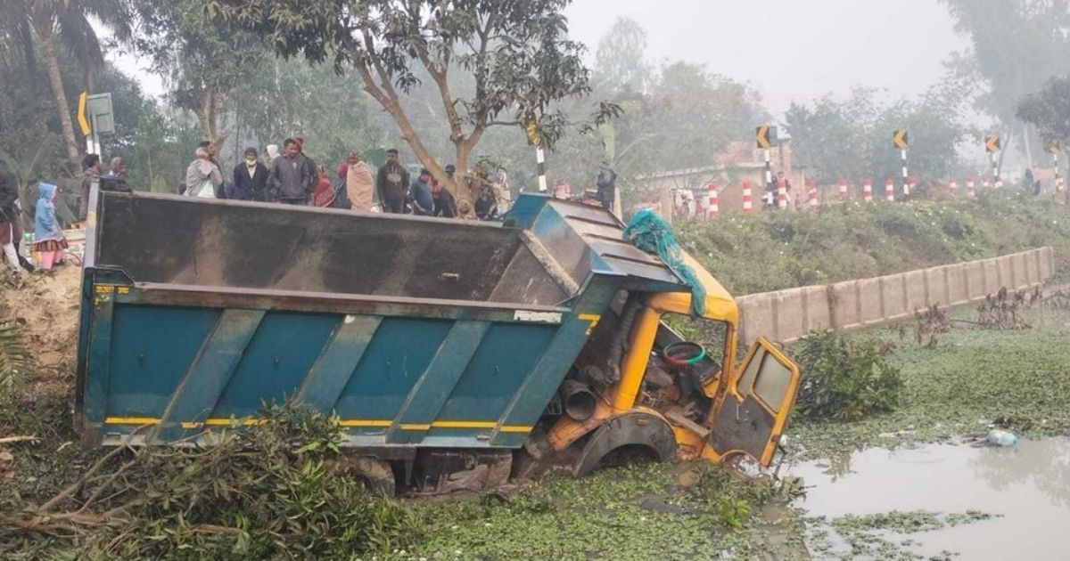 নওগাঁয় ট্রাকের মুখে প্রাণ হারালেন ৪ জন