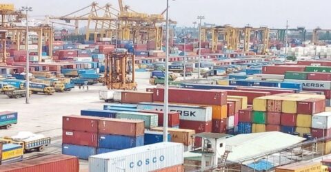 চট্টগ্রাম বন্দর: কর্মচারীদের ধর্মঘটে কঠোর অবস্থানে প্রশাসন, উত্তপ্ত পরিবেশ