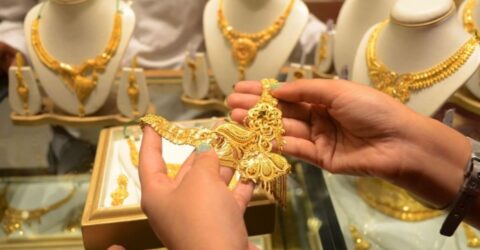 স্বর্ণের বাজারে অদ্ভুত অস্থিরতা: ১২ ঘণ্টাও টেকেনি নতুন দাম, ভরি ২ লাখ ৫৯ হাজার ছাড়াল