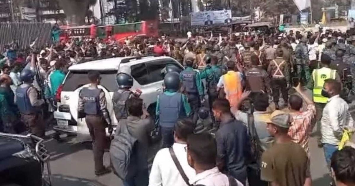 চট্টগ্রাম বন্দরে শ্রমিকদের তীব্র অভিমান ও প্রতিবাদ