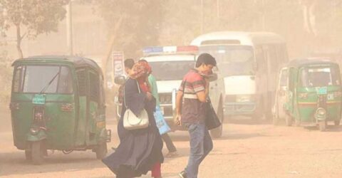 বিশ্বের দূষিত বাতাসের শহরে ঢাকা শীর্ষে: স্বাস্থ্যঝুঁকিতে নগরবাসী