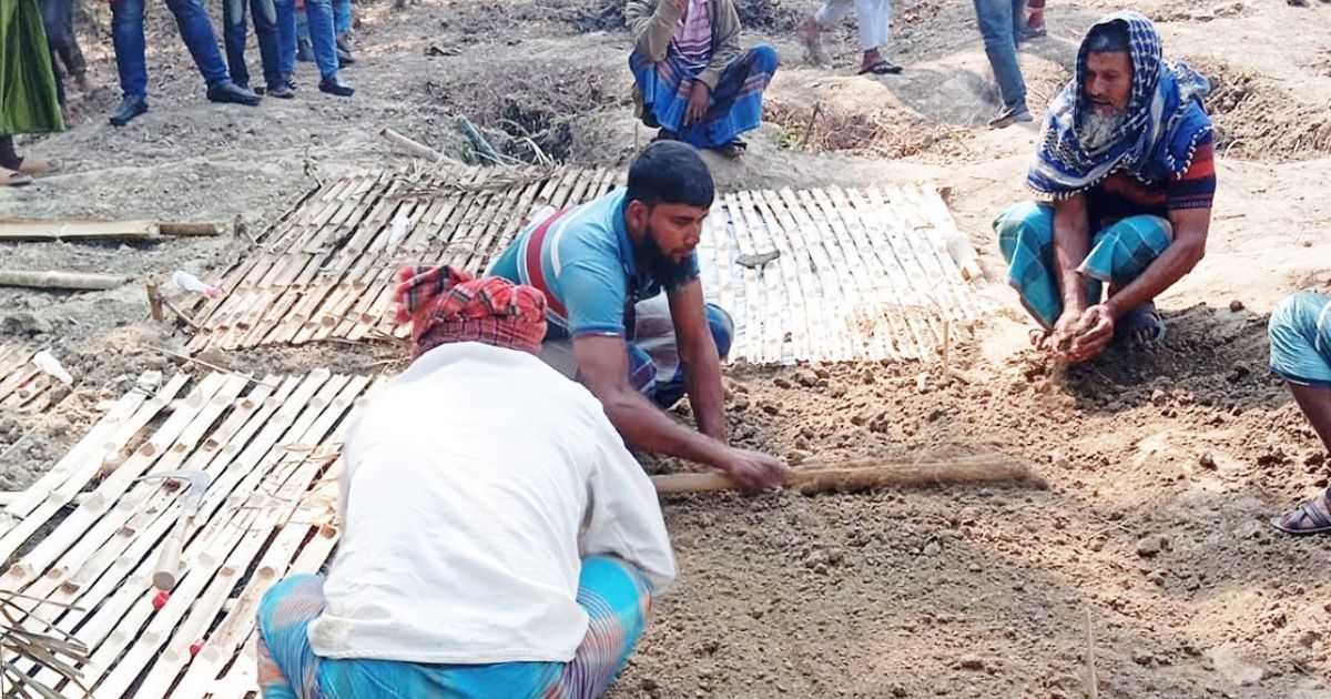 দৌলতপুরে মর্মান্তিক সড়ক দুর্ঘটনায় তিন বন্ধু একে অপরের পাশে নিভে গেল জীবন