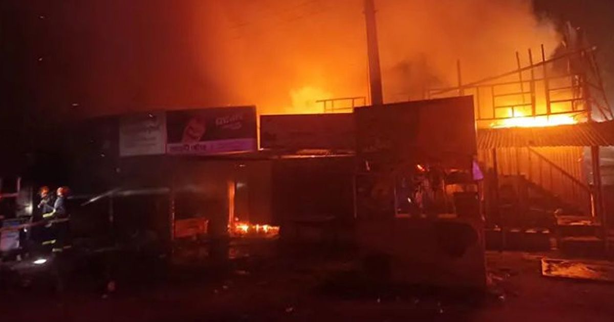 রূপগঞ্জের নীলা মার্কেটে ভয়াবহ অগ্নিকাণ্ডে ব্যাপক ক্ষতি