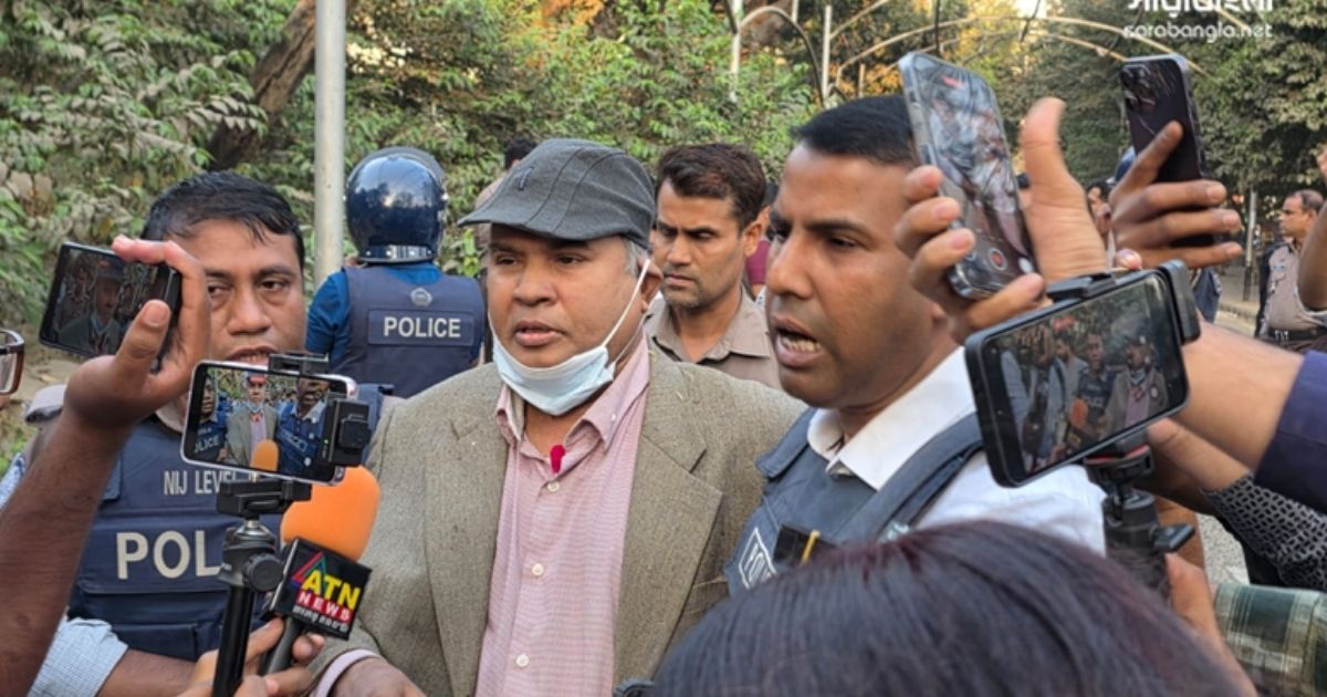 ধানমন্ডি ৩২ থেকে ধানমন্ডি থানা পুলিশের কাছে আটক ৫ ব্যক্তি