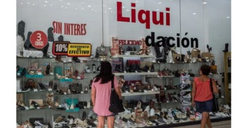 আর্জেন্টিনায় মধ্যবিত্তের ঋণের জালে বন্ধি: দৈনন্দিন জীবনের সংগ্রামে চড়া সুদের ধার