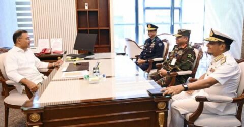 প্রধানমন্ত্রীর সঙ্গে তিন বাহিনী প্রধানের সাক্ষাৎ