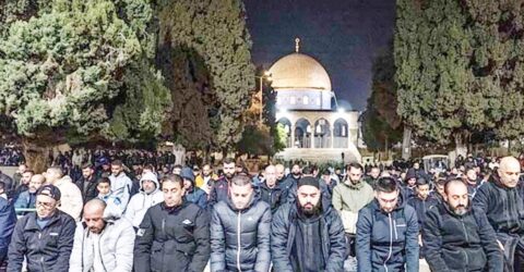 ইসরায়েলি বাঁধা উপেক্ষা করে আল-আকসায় প্রথম তারাবিহ নামাজ অনুষ্ঠিত