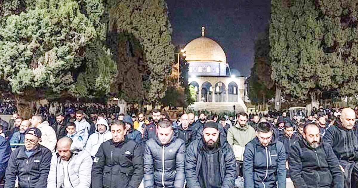 ইসরায়েলি বাঁধা উপেক্ষা করে আল-আকসায় প্রথম তারাবিহ নামাজ অনুষ্ঠিত