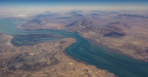 ইরানের হরমুজ প্রণালী অর্ধেক বন্ধ করে সাময়িক নিয়ন্ত্রণ