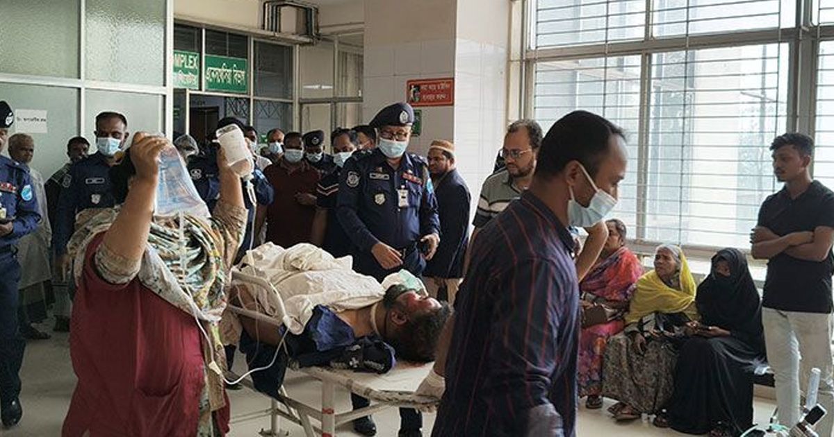 গাজীপুরে ট্রেনে কাটা পড়ে পুলিশ সদস্য আহত