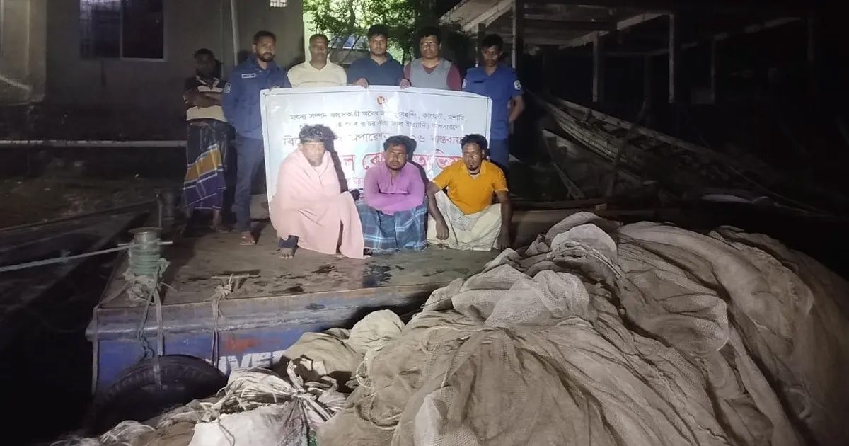 মেঘনার অবৈধ ঘেরের জাল ও খুঁটি জব্দ, আটক ৩ জেলে