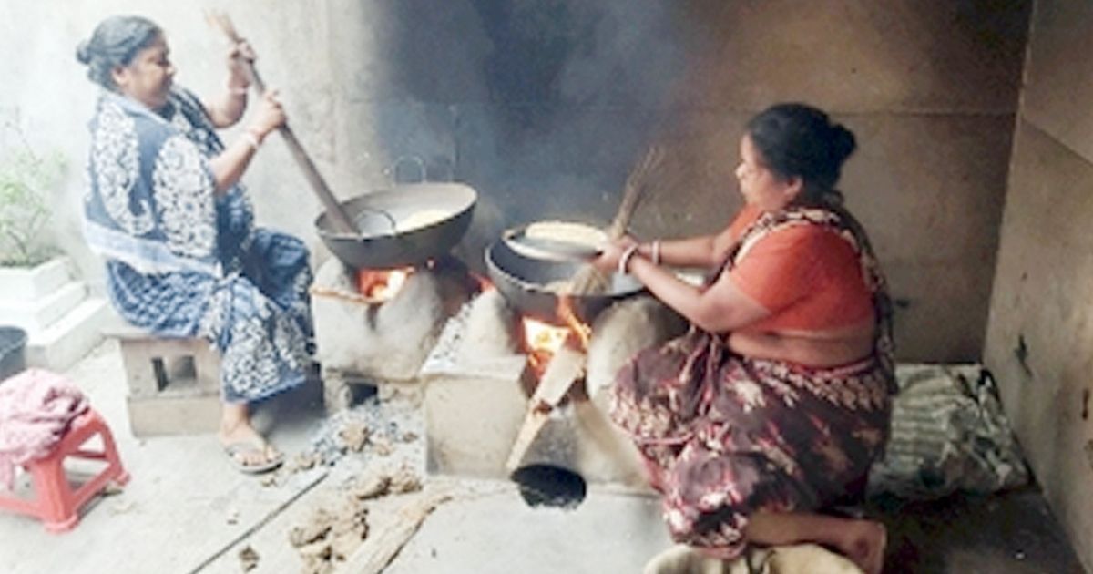 সিরাজগঞ্জের মুড়ি ভাজার কারিগররা রোজায় ব্যস্ততায় ভরে উঠছে গ্রাম