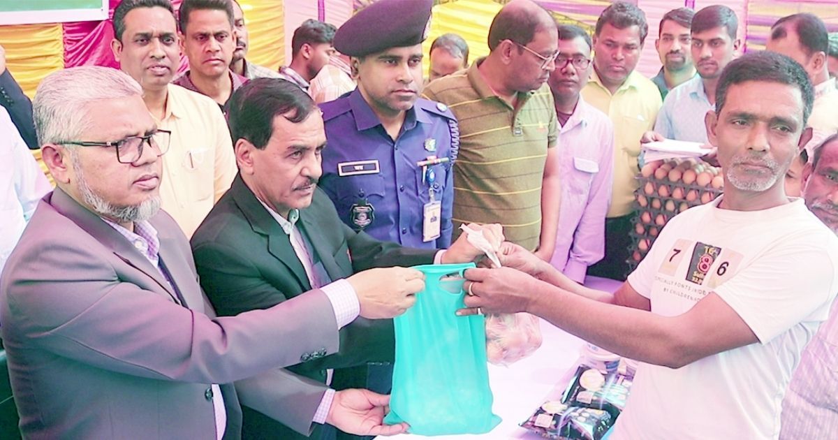 নওগাঁয় সুলভ মূল্যে দুধ, ডিম ও মাংস বিক্রি শুরু