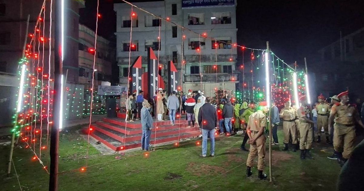 বাউফলে শহীদ মিনারে আলোকসজ্জাকে কেন্দ্র করে বিতর্ক